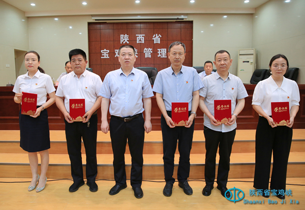 表彰优秀共产党员、优秀党务工作者代表.JPG